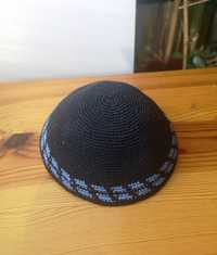 Judaiki- Czarna kipa z niebieskim szlaczkiem.