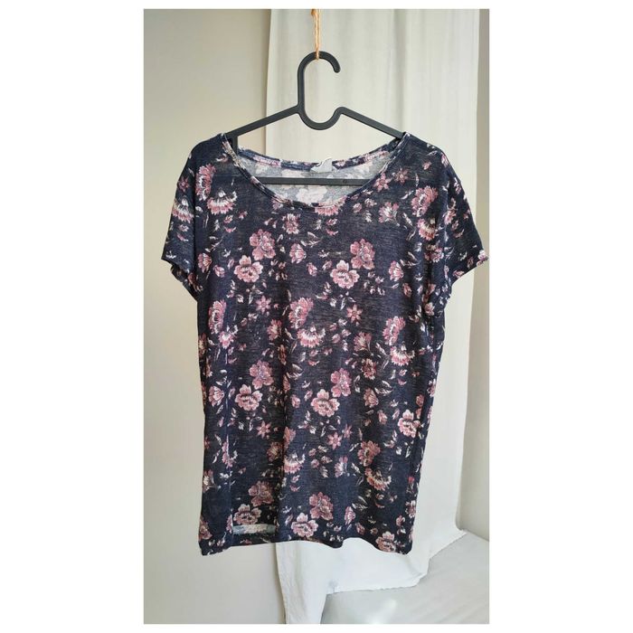 T-shirt w kwiaty