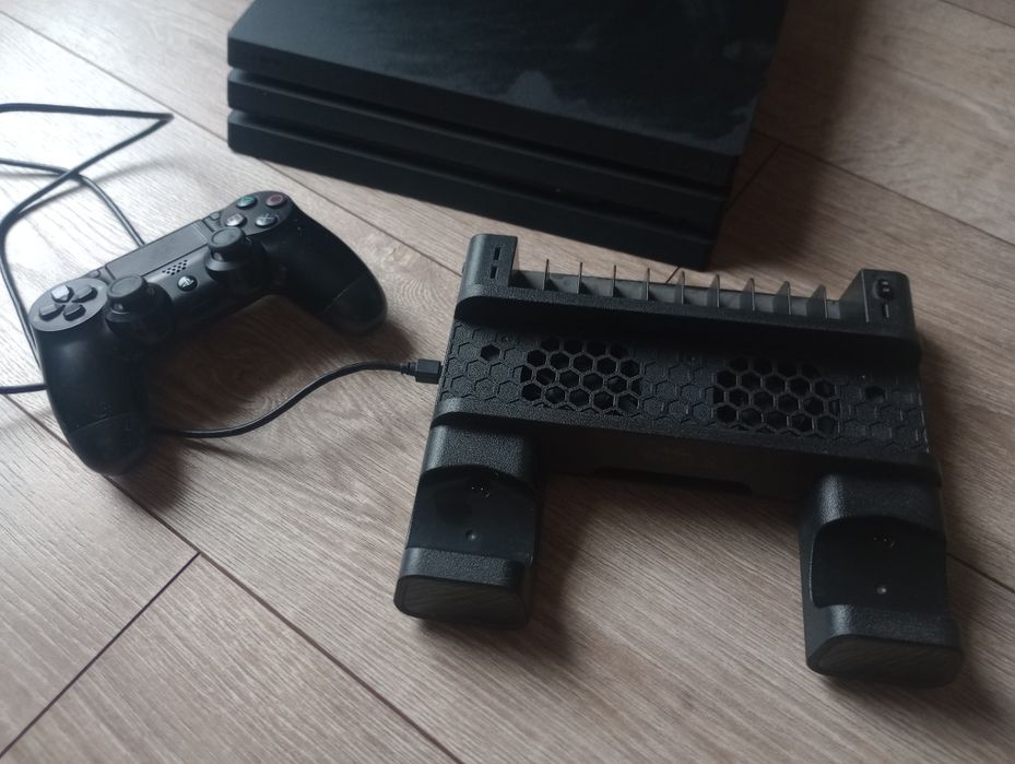 Konsola PlayStation4 PS4 PRO 1TB / Pad / Podstawka