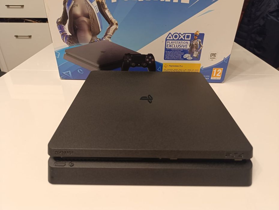 Konsola PS4 Slim + 2pady DUALSHOCK+ 8 gier