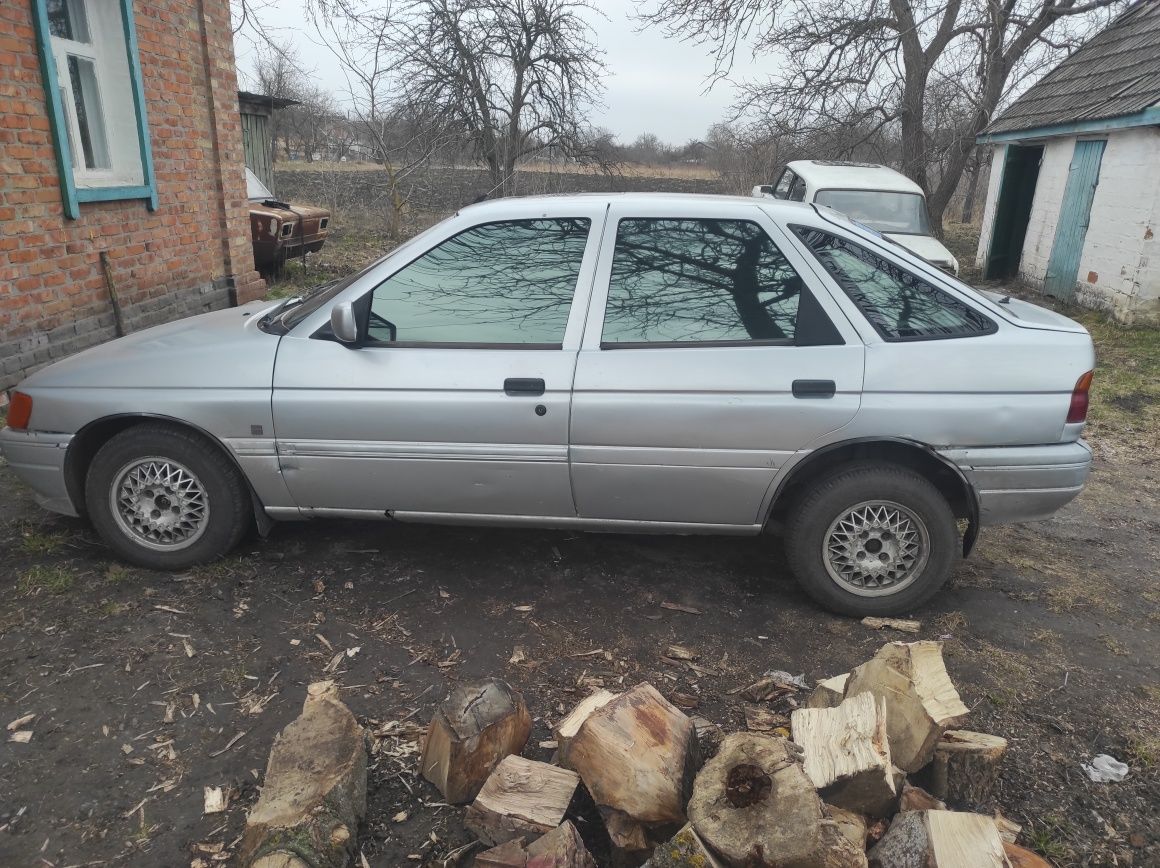 Срочно срочно цена на один день потом на металобазу уедет.Продам ford