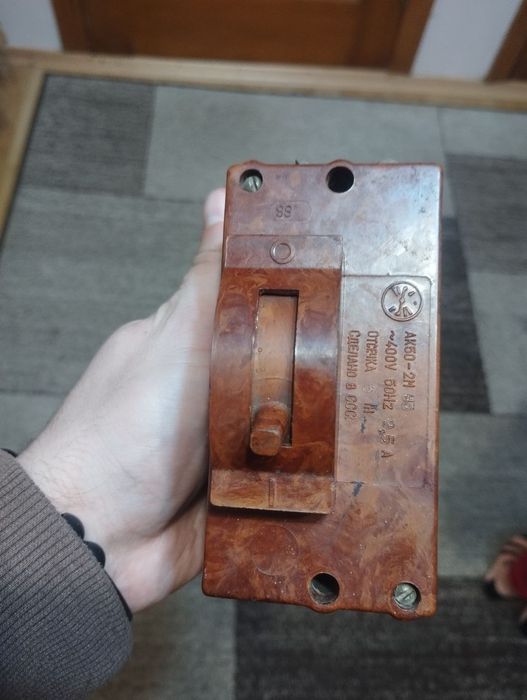 Автоматичний вимикач напруги.