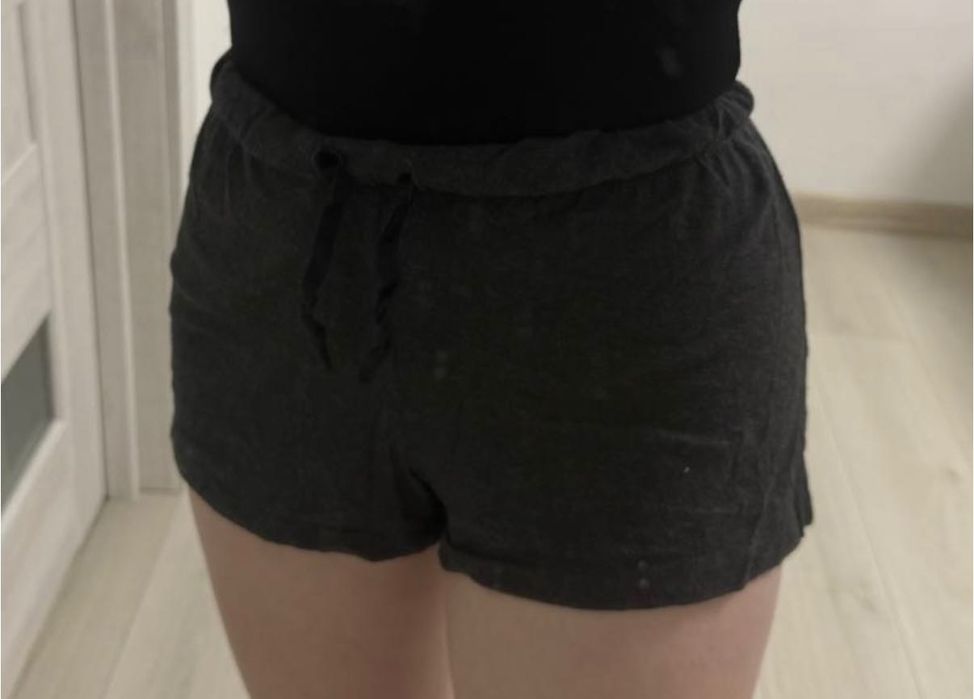 Легкі шорти з міцною резинкою