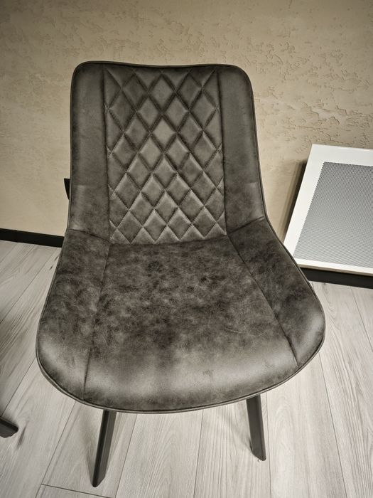 Komplet 4 eleganckich krzeseł tapicerowanych – nowoczesny design.