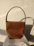 Bolsa bucket The Row castanha
