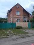 Міцний двоповерховий цегляний будинок