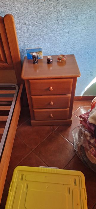 Conjunto de Quarto em Madeira de Pinho