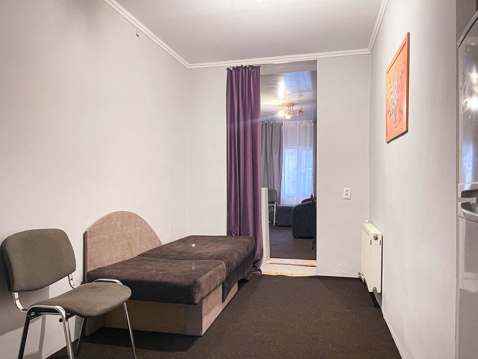 Здається кімната в гуртожитку. Провулок Герцена