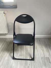 Czarne składane krzesło