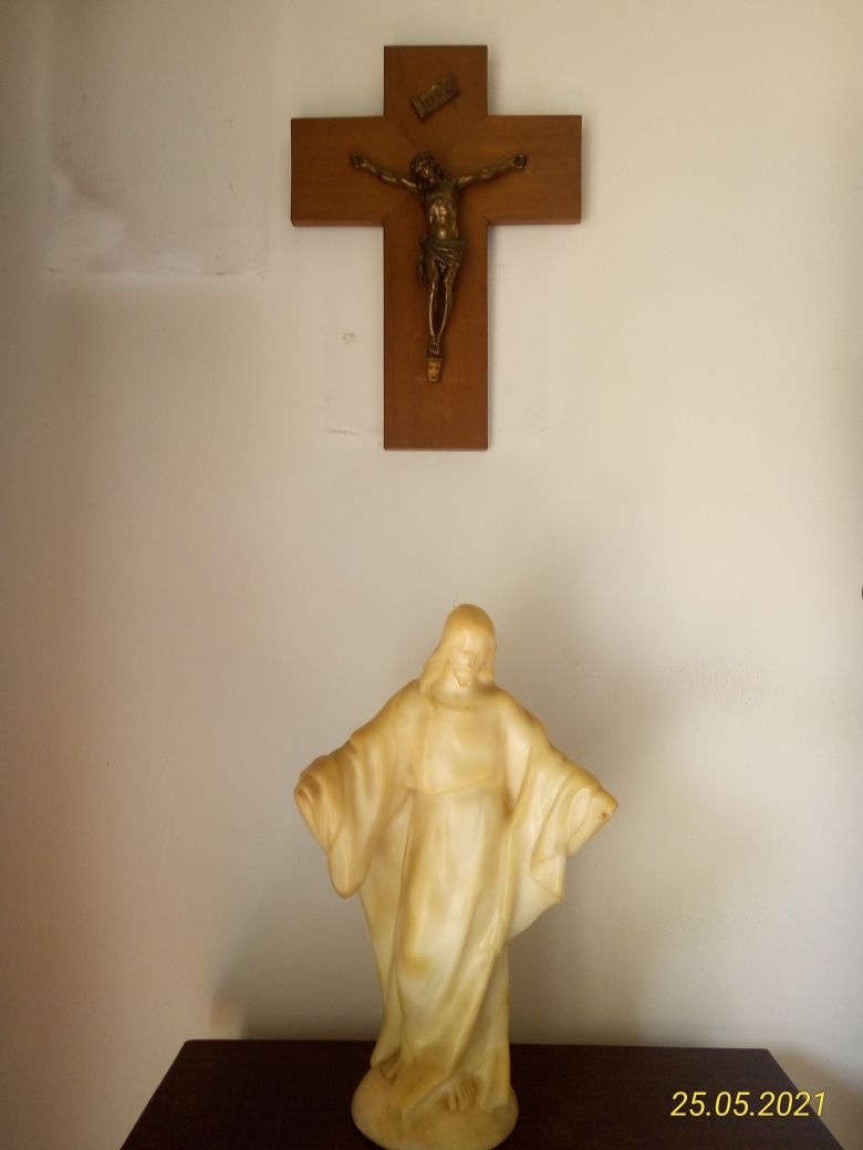 Estatueta e crucifixo
