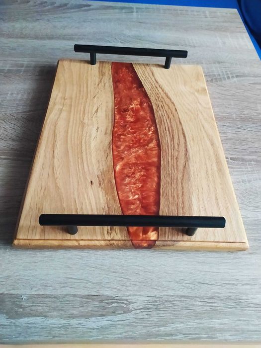 Deska do serwowania z żywicy i drewna.