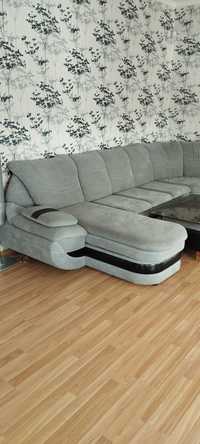 Продам угловой диван с креслом и столиком