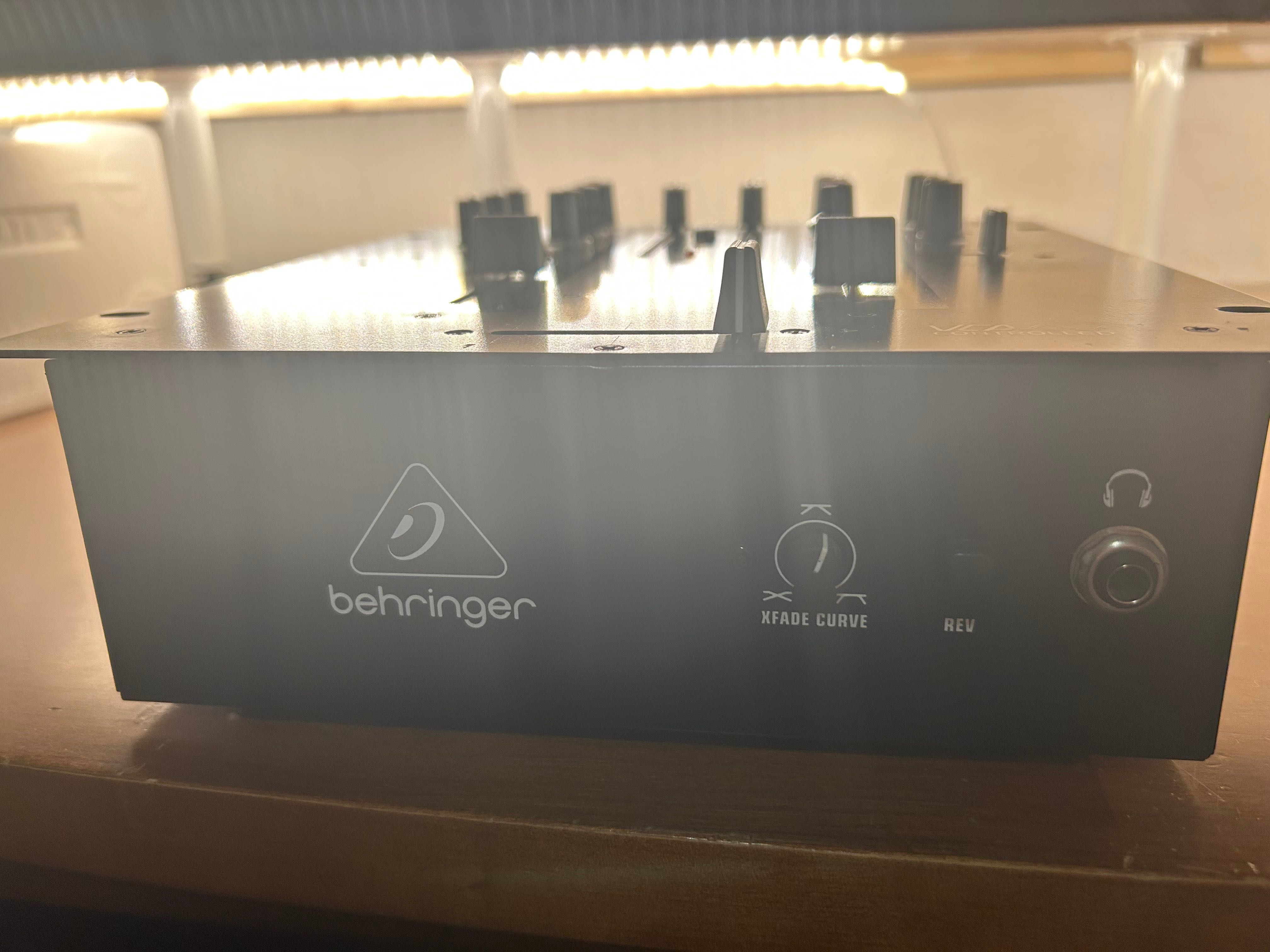 Behringer NOX 101 – Mesa de Mistura Analógica