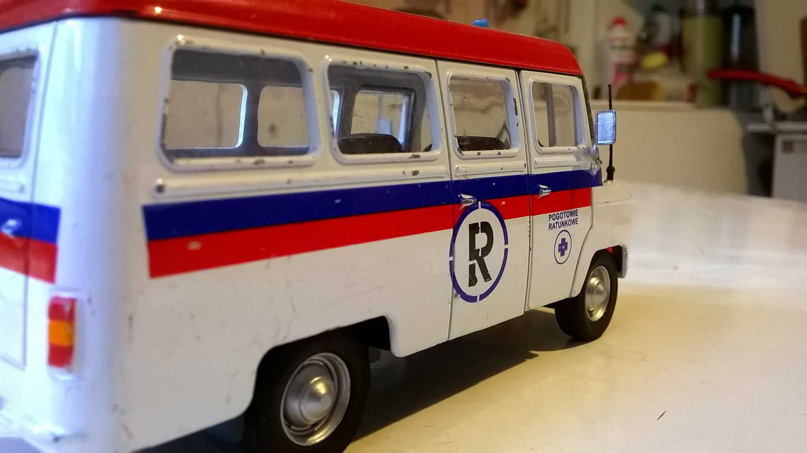 NYSA N-522 model z lusterkami bocznymi i anteną radiową; skala 1:43