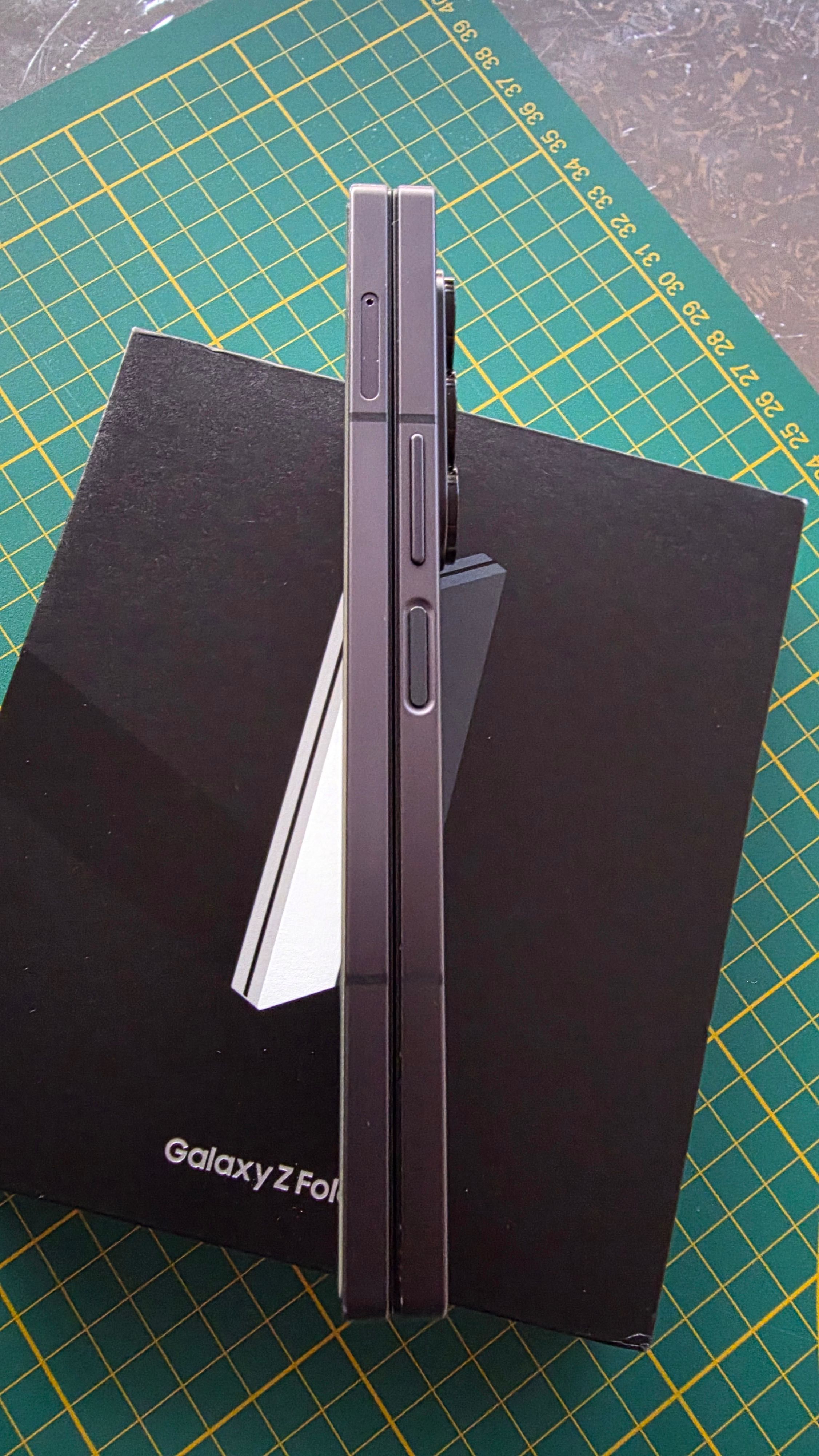 Samsung Galaxy Z fold 6 (Carbon Edition)