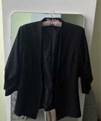 Чорний приталений піджак