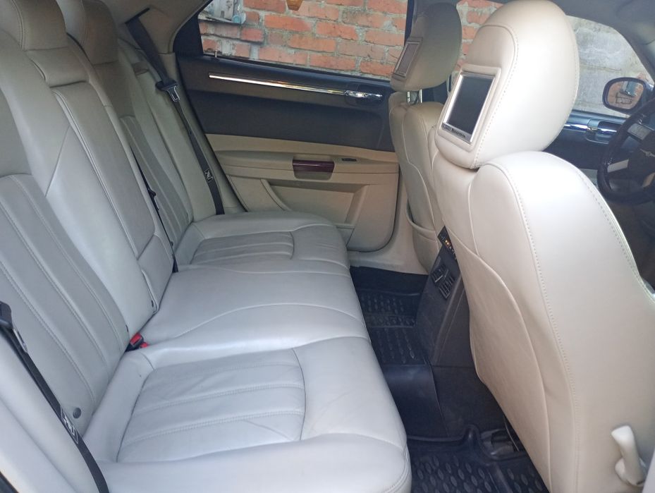 Продам ухоженный Chrysler 300C 2.7