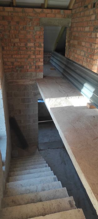 Продаж будинку з гаражем