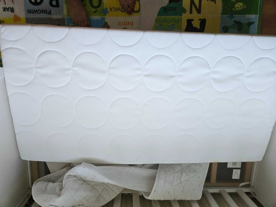 Łóżeczko białe drewniane Ikea Sundvik + materac Ikea i ochraniacz