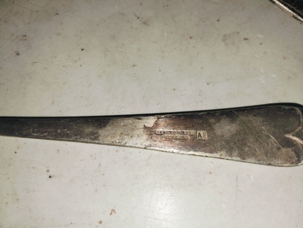 Vendo 6 colheres e 2 garfos muito antigos