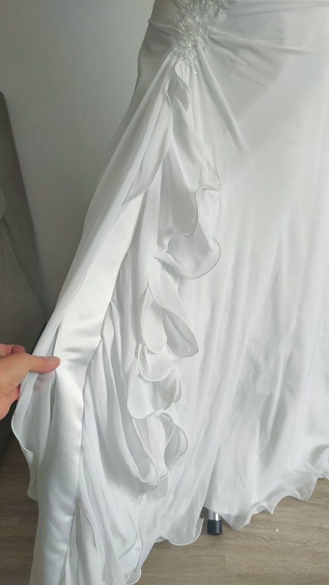 Suknia ślubna biała z trenerem