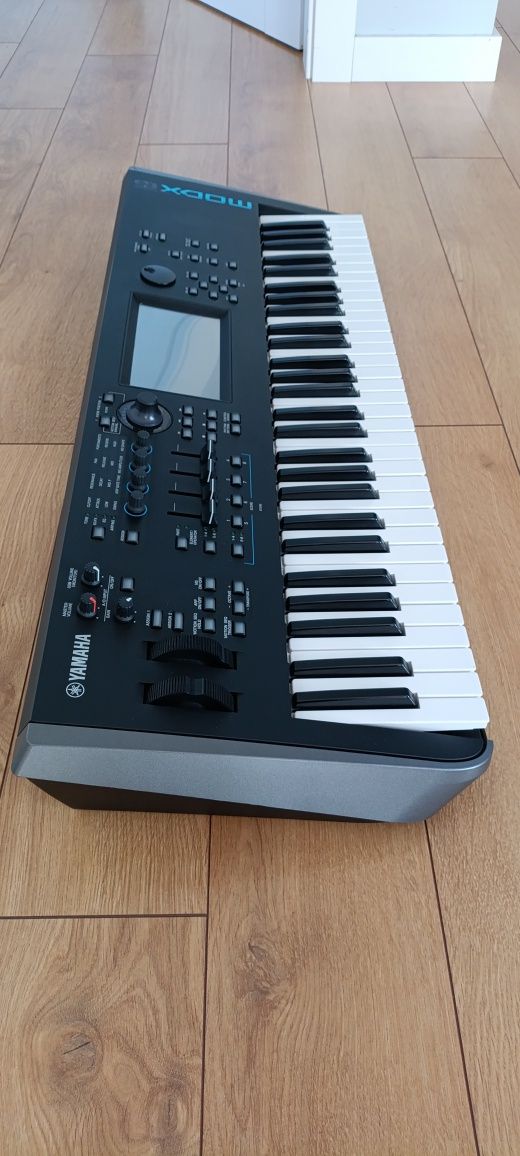 Yamaha MODX6 z oryginalnym soft case