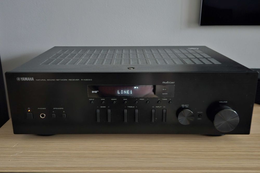 Yamaha R-N303D Sieciowy amplituner stereo z systemem MusicCast