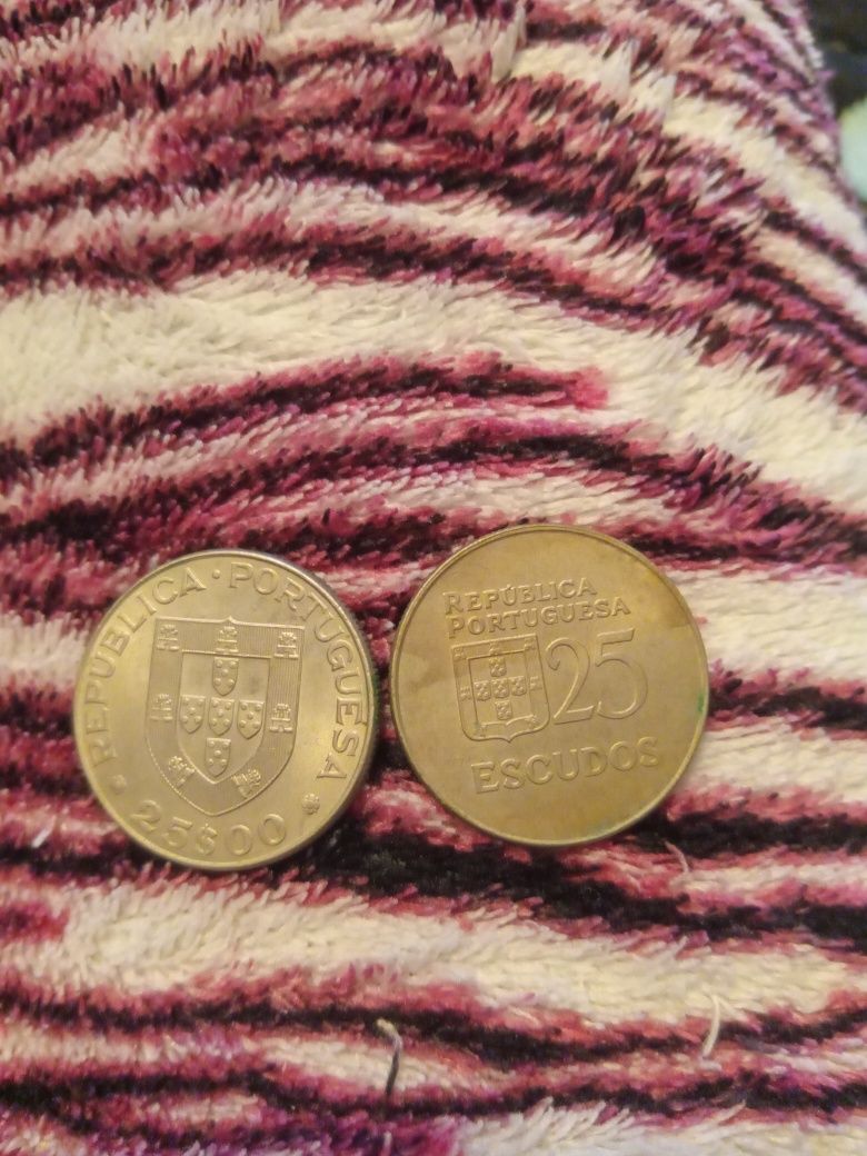 Moedas de 25 escudos de 1977