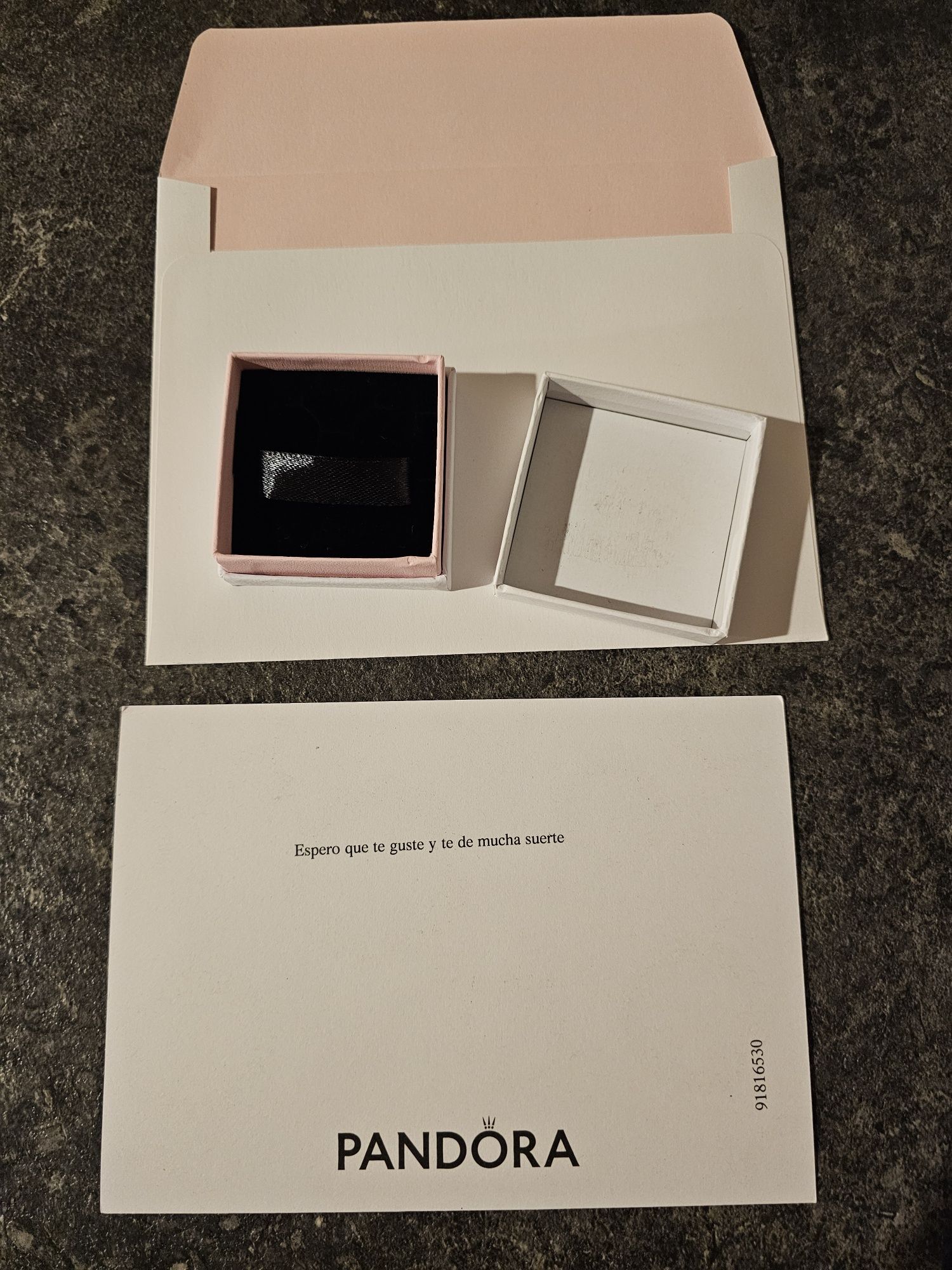 Pudełko na biżuterię i koperta prezentowa firmy Pandora