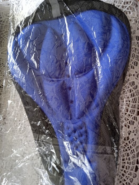 Мягкий чехол из поролона на сидение велосипеда.