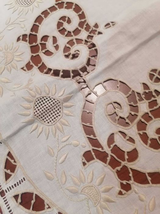 Obrus biały haftowany