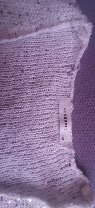 Ładny, mieniący się sweterek