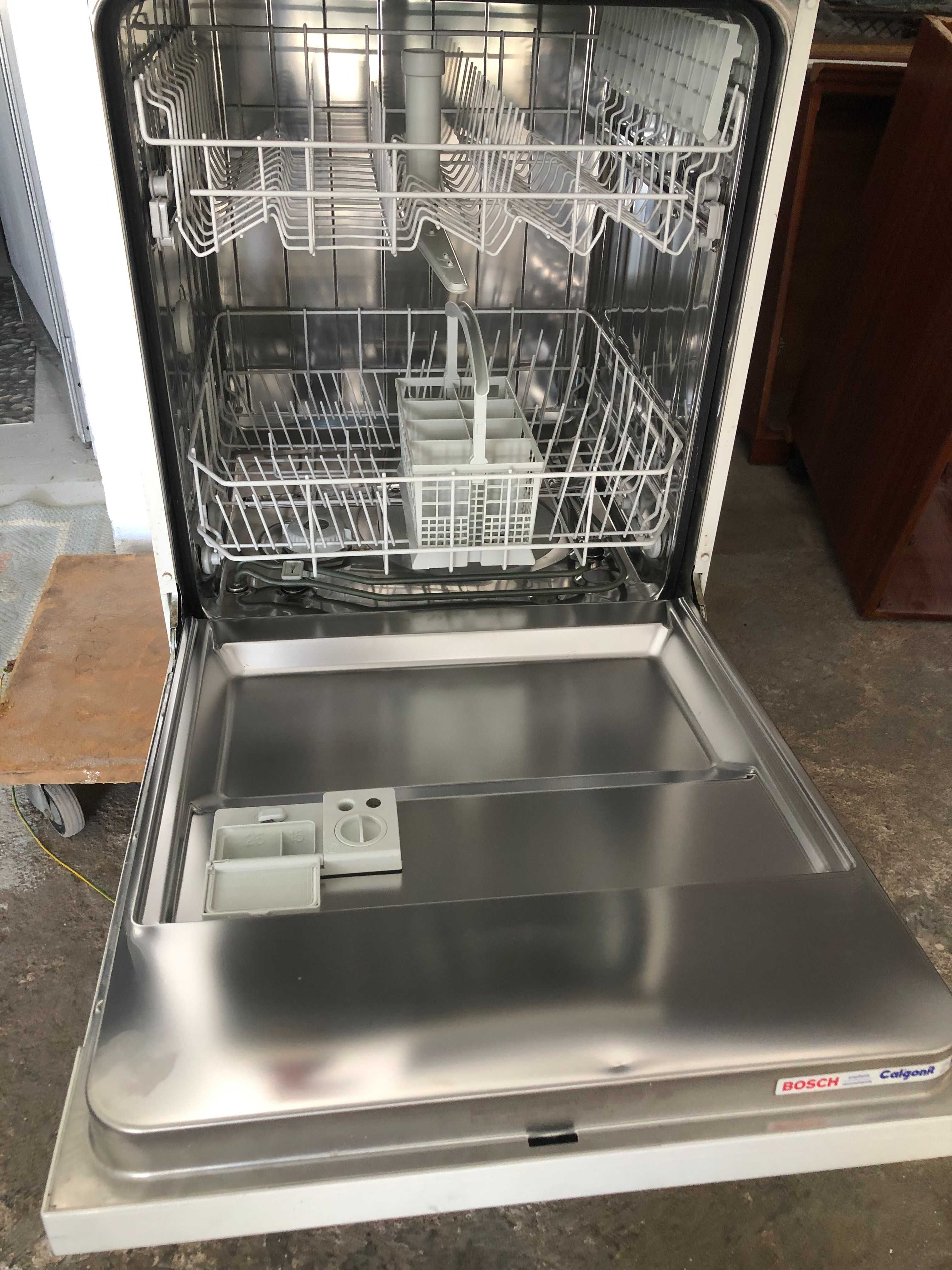 Máquina de lavar loiça Bosch, pouco utilizada