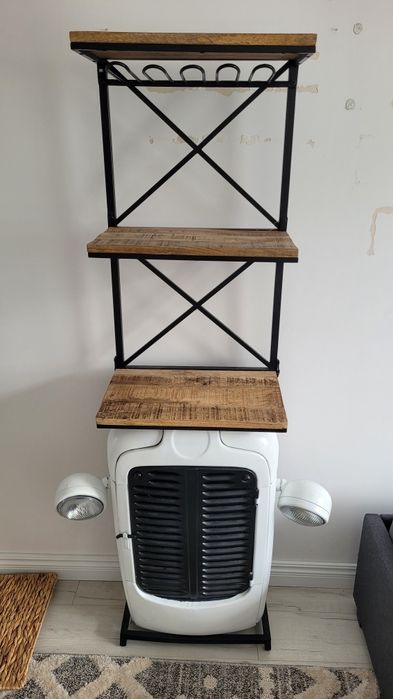 Barek z półkami i miejscem na kieliszki, na wino lub inne alkohole