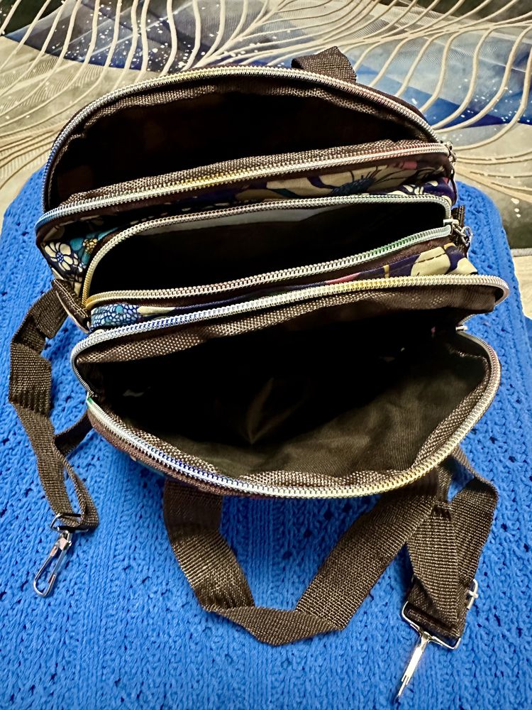 Mała torebka nowa kosmetyczka zapinana na zamki z paskiem LeSportsac