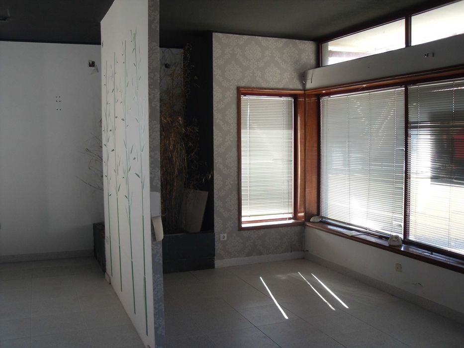 Loja/habitação c/ 123 m2, mais duas garagens "box" c/ 17m2 cada