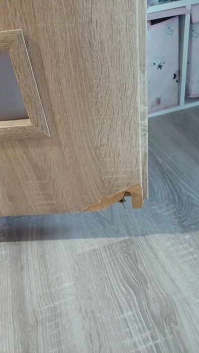 drzwi 80tki prawe lekko udzkodzone.  Drugie całe nie uszkodzone