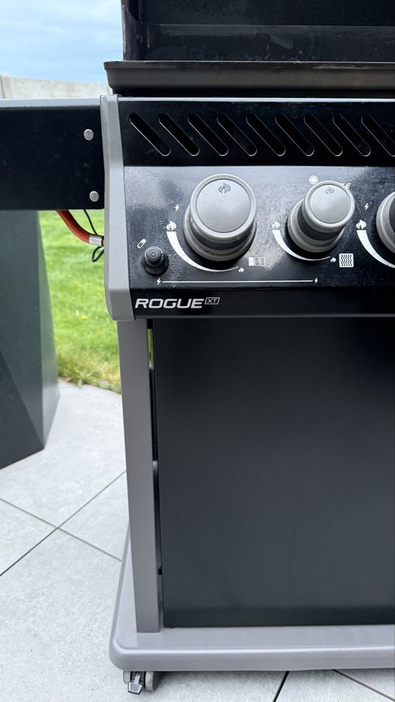 Grill Gazowy Napoleon Rogue XT425 Sizzle Zone, butla gaspol, pokrowiec