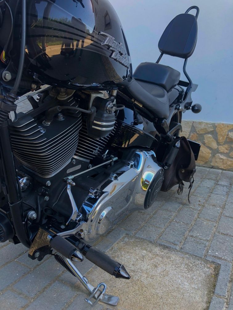Harley-Davidson Breakout 
45000 km
Vai com escape e material todo