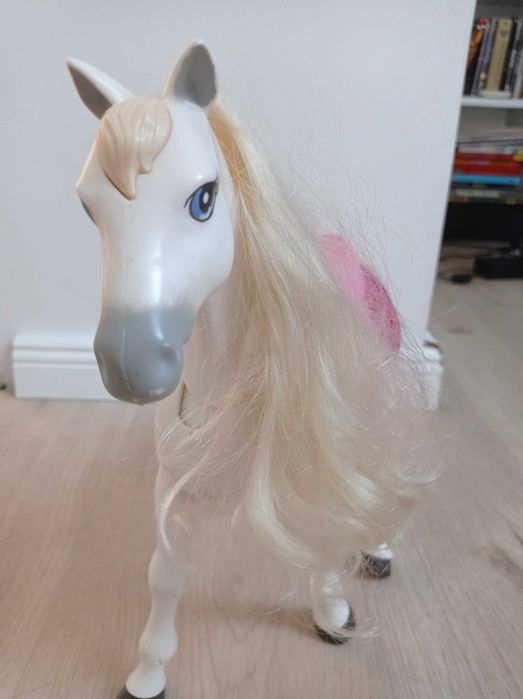 Koń interaktywny Barbie chodzi