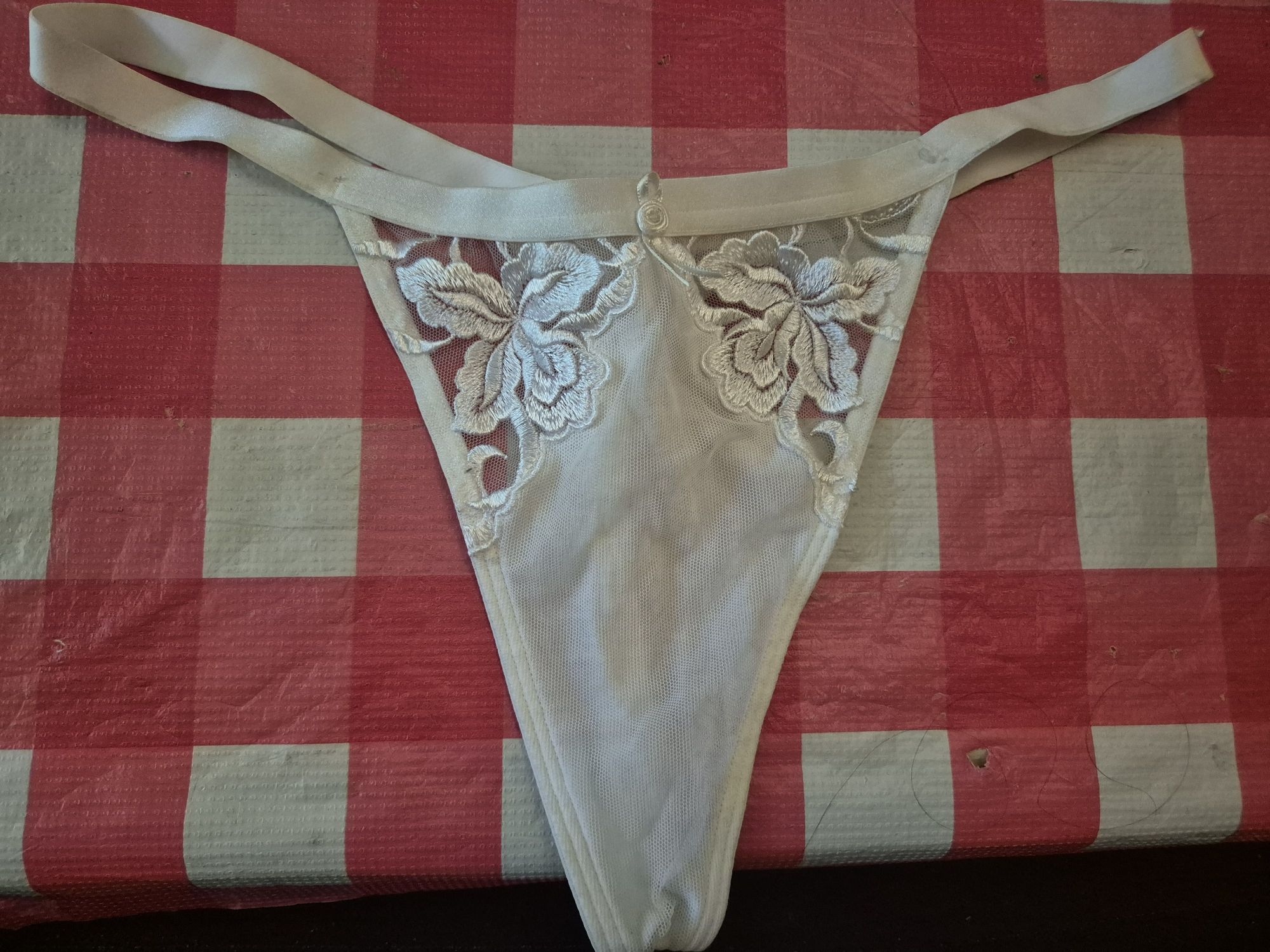Białe stringi Triumph 40 nowe bez metek