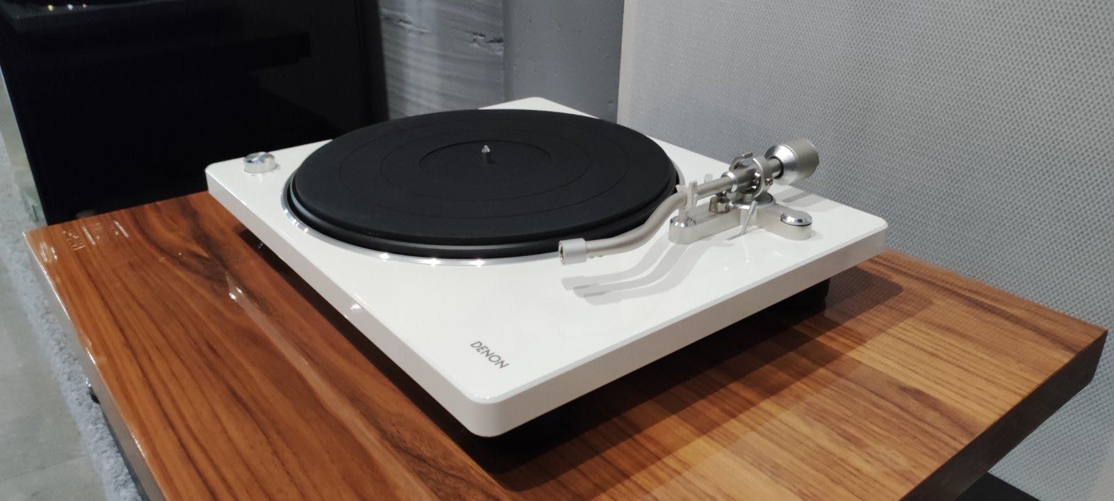 Проигрыватель винила Denon DP-400