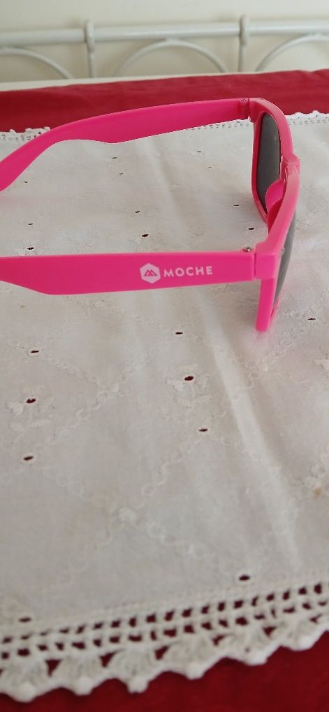 Óculos rosa, Moche, novos