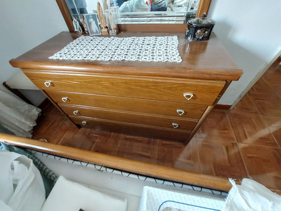 Cómoda  antiga com espelho