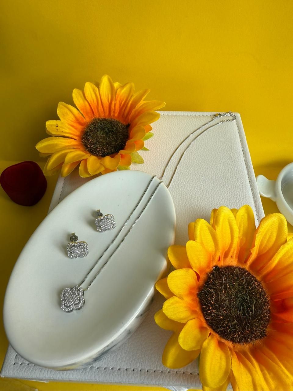 Conjunto trevo folheado a Ródio branco, com zirconia, semijoia de qual