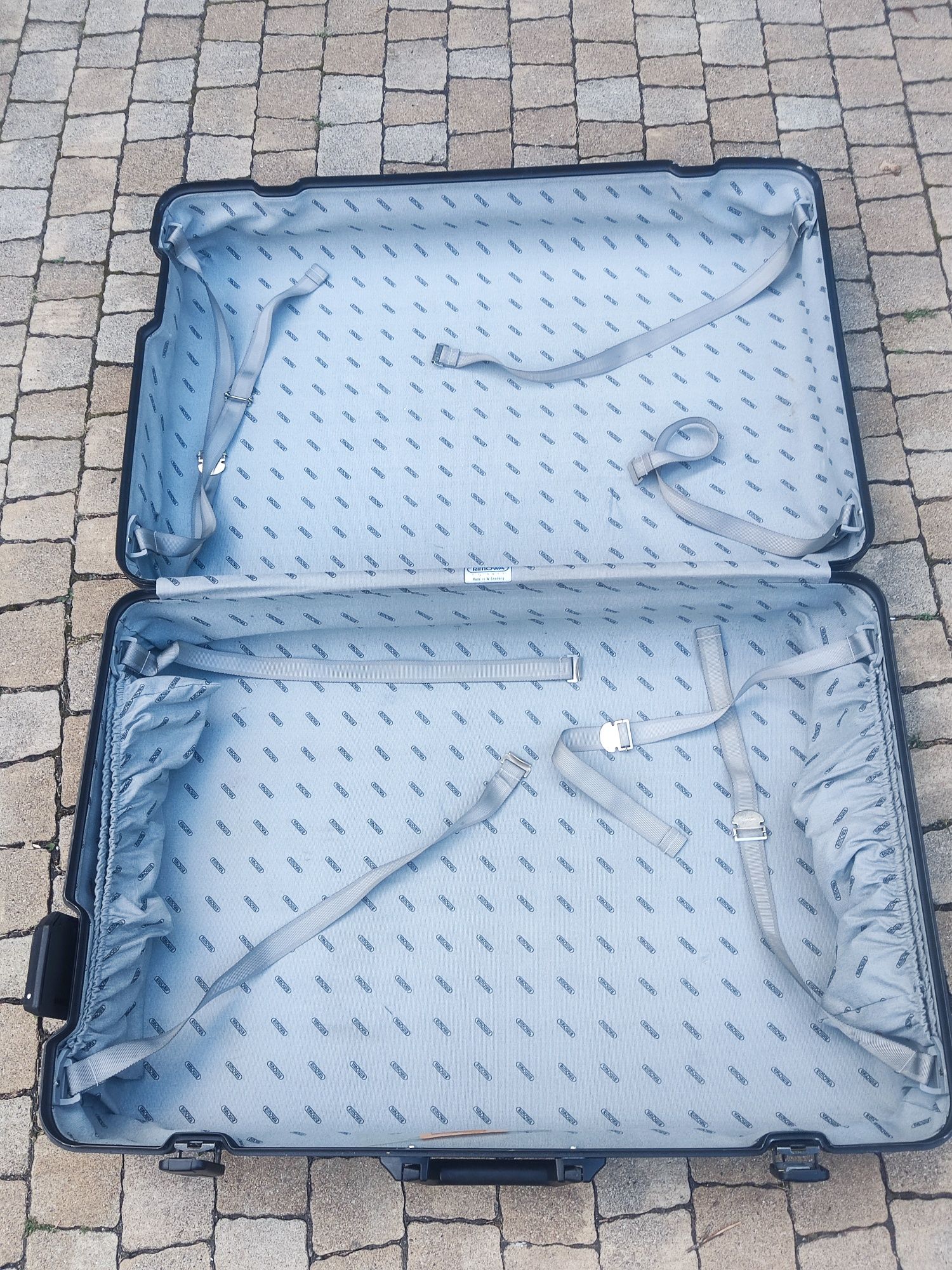 Duża walizka aluminiowa RIMOWA  z kluczykami.