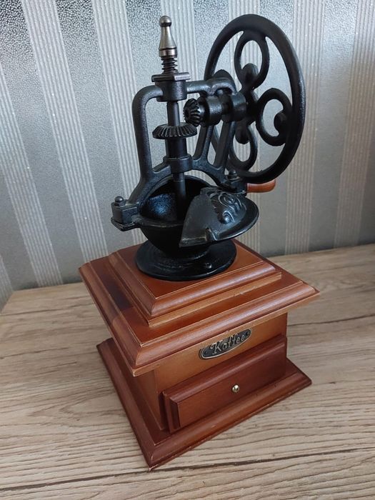 Stary młynek do przypraw/kawy