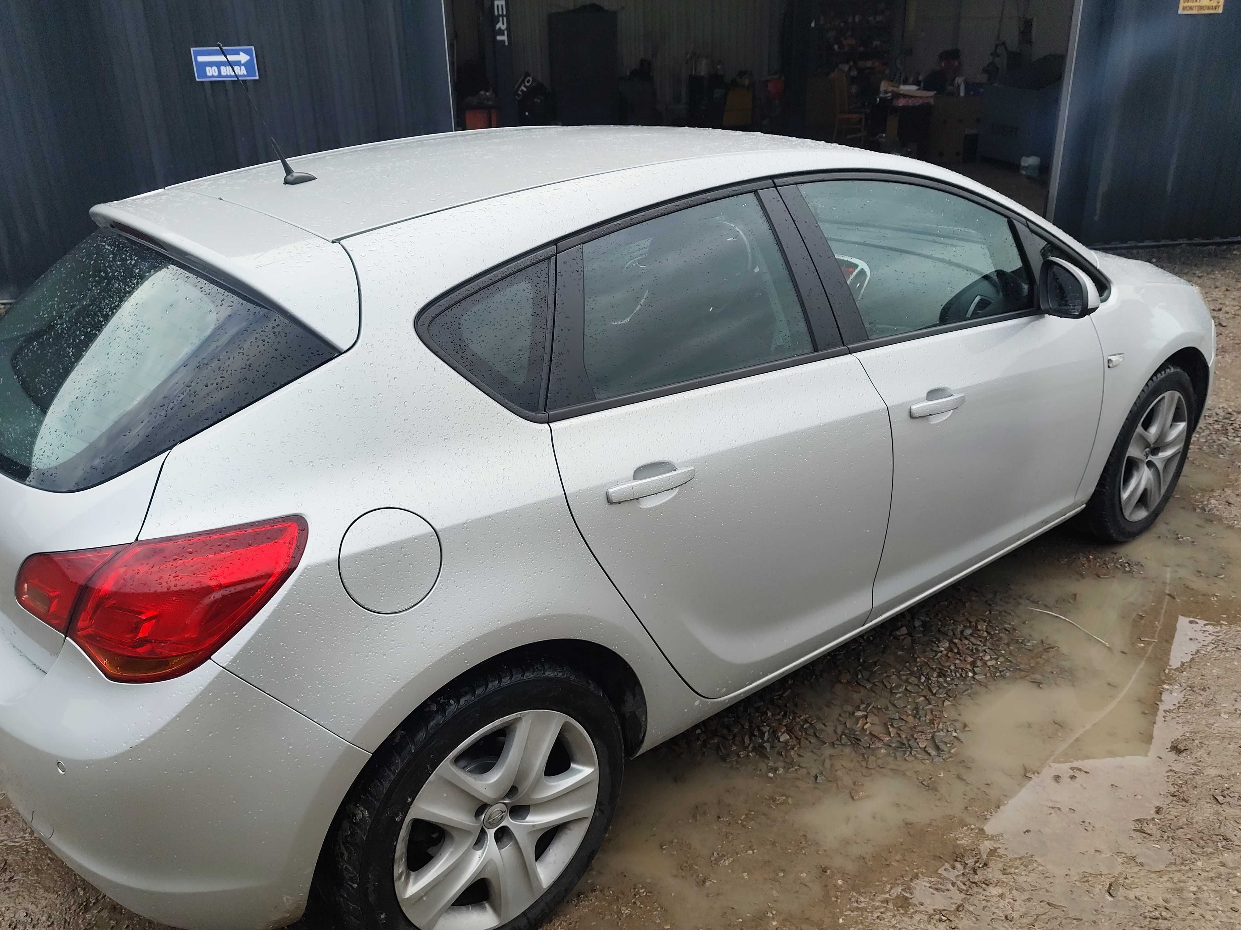 Opel Astra J 2010