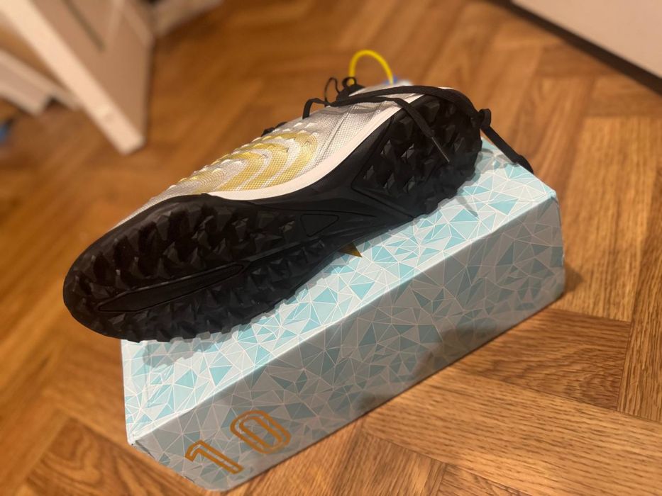 Продам сороконожки,футзалки Adidas 43р Новые