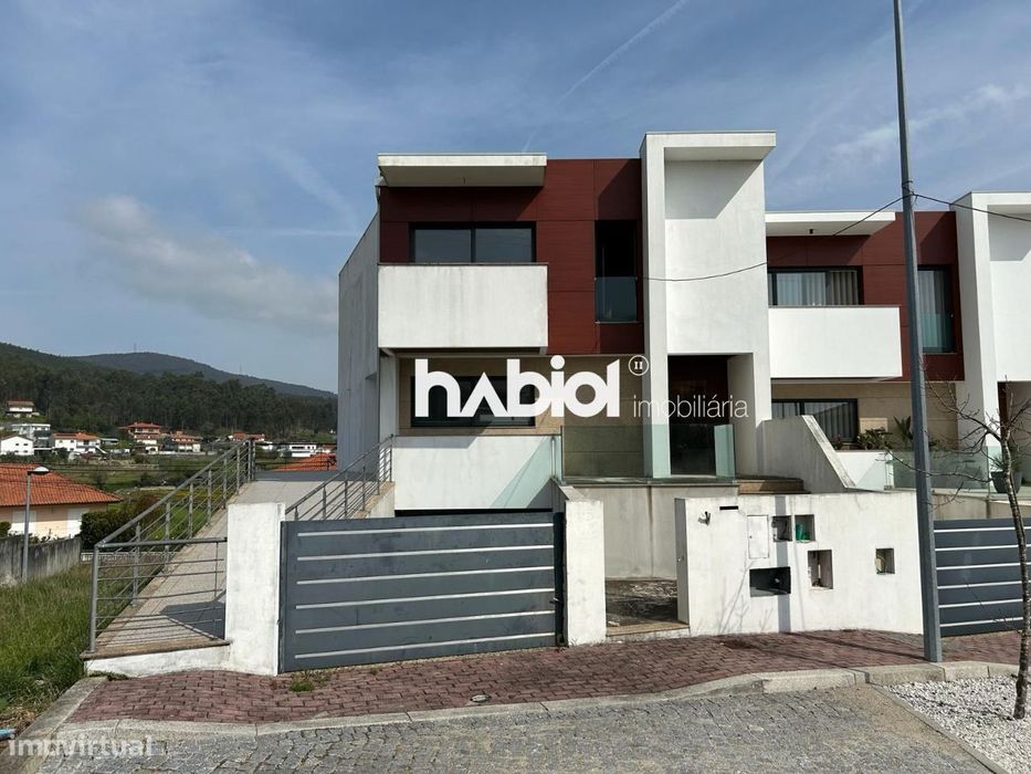 Moradia T4 de gaveto, com piscina em Abade Neiva, Barcelos